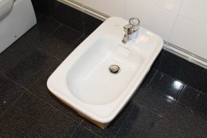 Image d'un bidet dans une salle de bain
