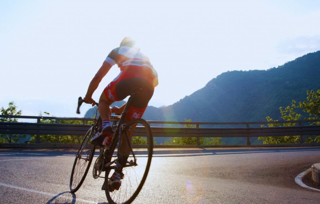 Une personne qui fait du vélo de route ( en descente)