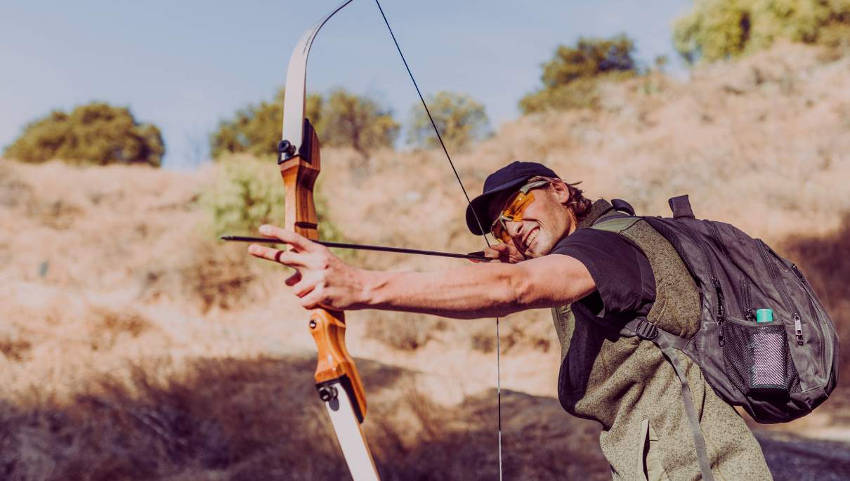 Un homme qui chasse avec un arc