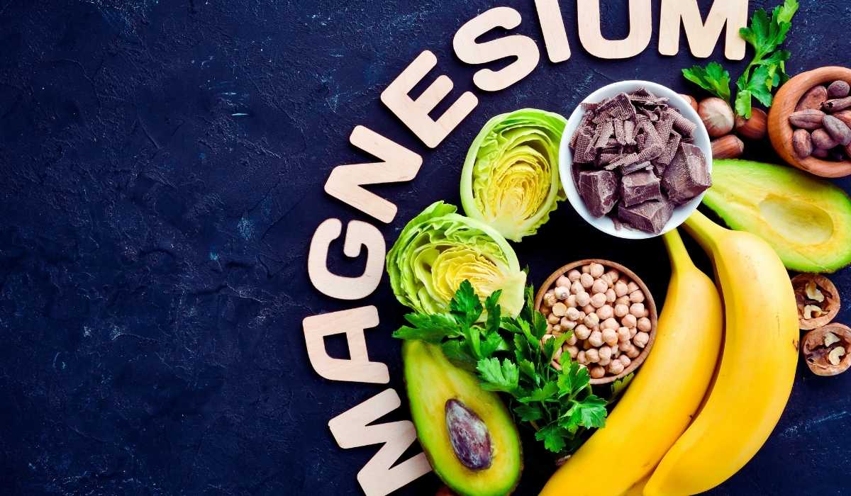 Magnesium ecrit sur une table avec pleins d'aliment qui contiennent du magnésium