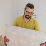 Carreleur avec un grand carreau dans ses mains